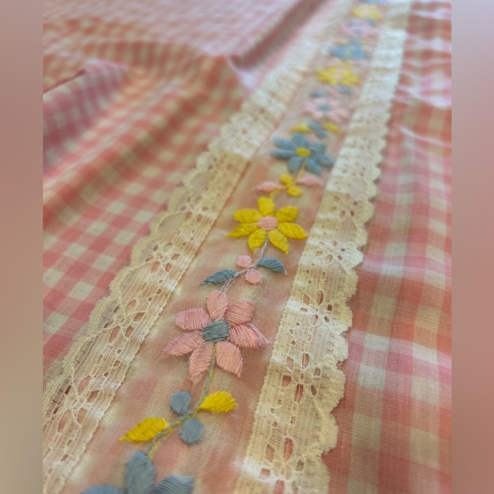 Cutest Vintage Pink Gingham Flower Robe - Picture 8 of 16